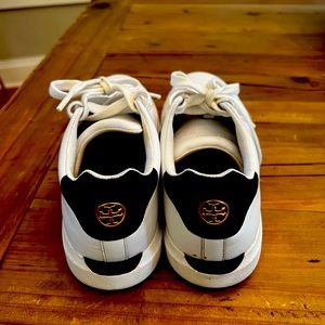 Tory Burch Howell Court Sneaker with navy accents size 7